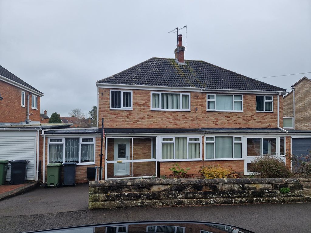 3 bed semidetached house to rent in Vicarage Crescent, Redditch B97, £