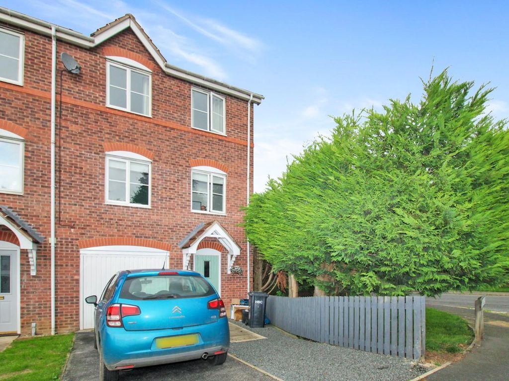 3 bed end terrace house for sale in Lynden Close, Ripon HG4, £230,000