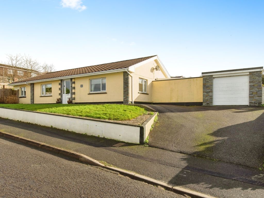 4 bed bungalow for sale in Dawe Crescent, Bodmin, Cornwall PL31, £