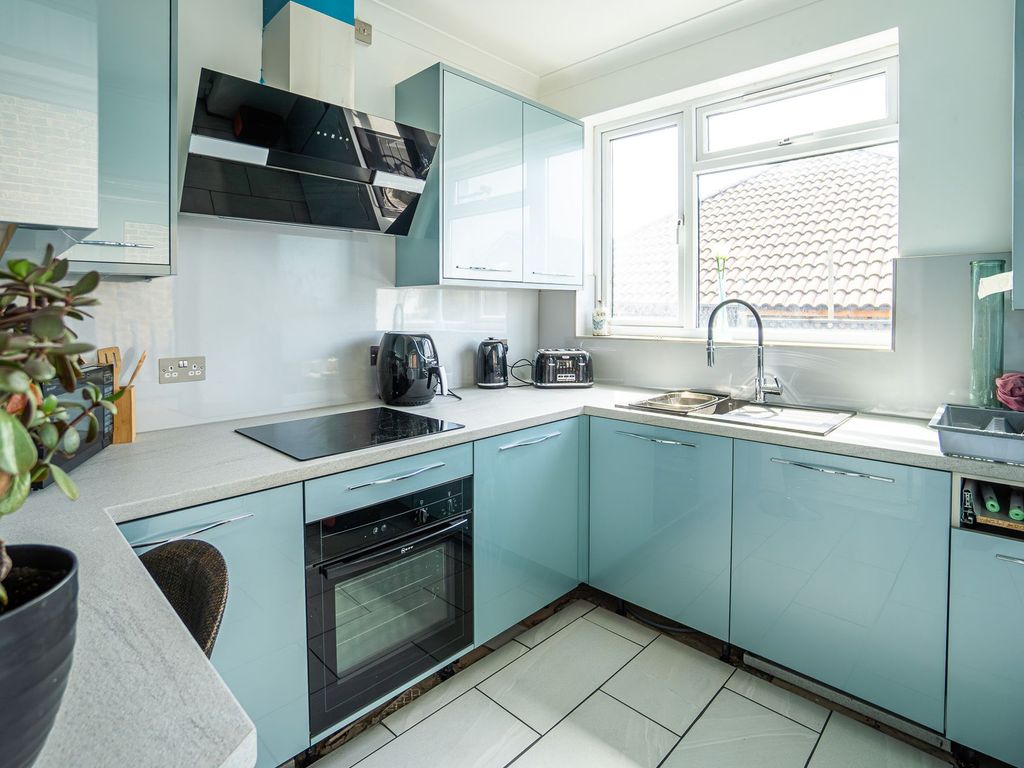 2 bed for sale in Rayleigh Road, Eastwood SS9, £220,000 Zoopla