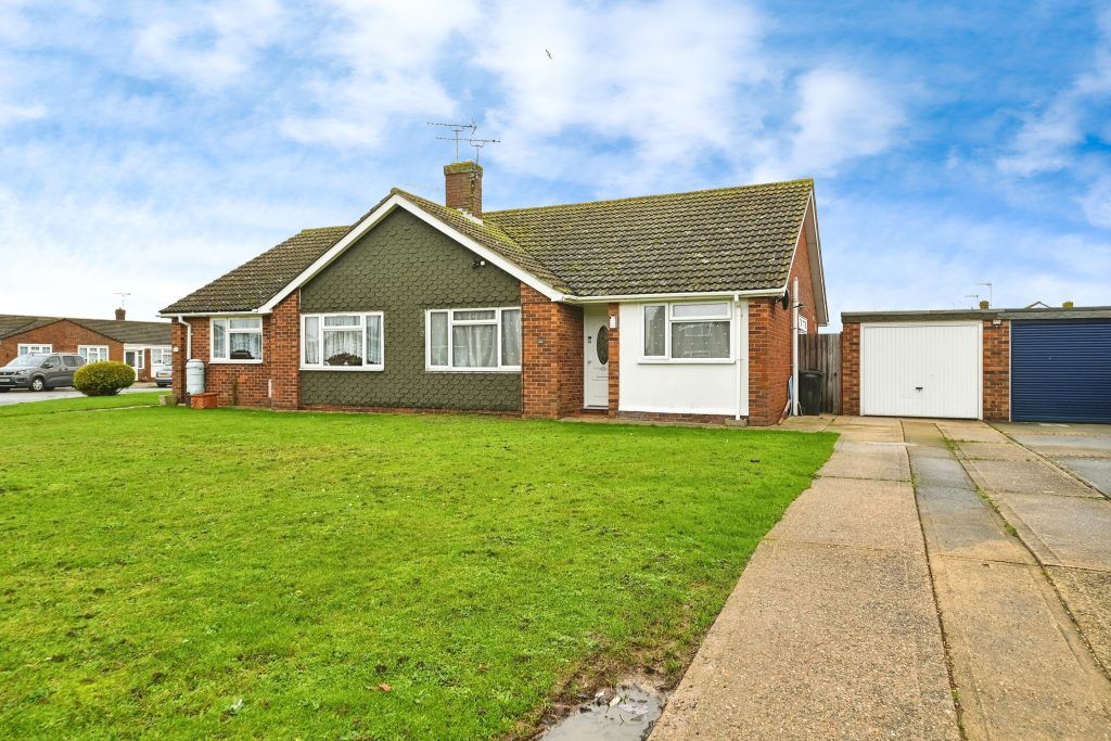 2 bed semidetached bungalow for sale in Garden Road, Walton On The