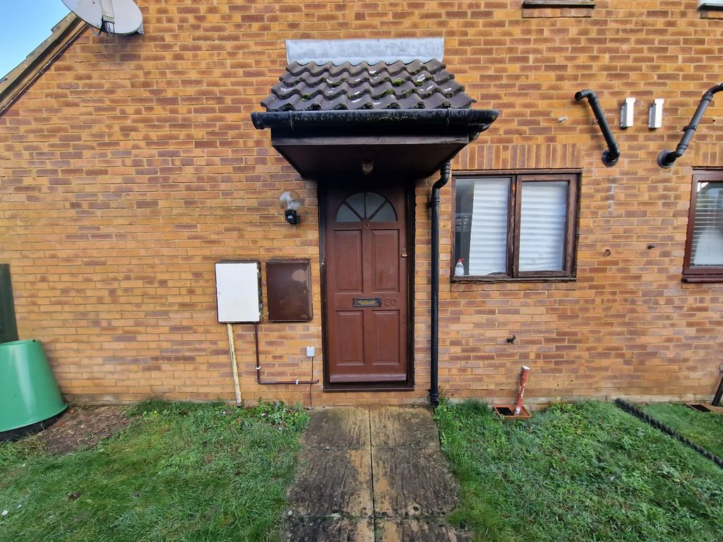 1 bed semidetached house to rent in Lucas Gardens, Luton, Bedfordshire