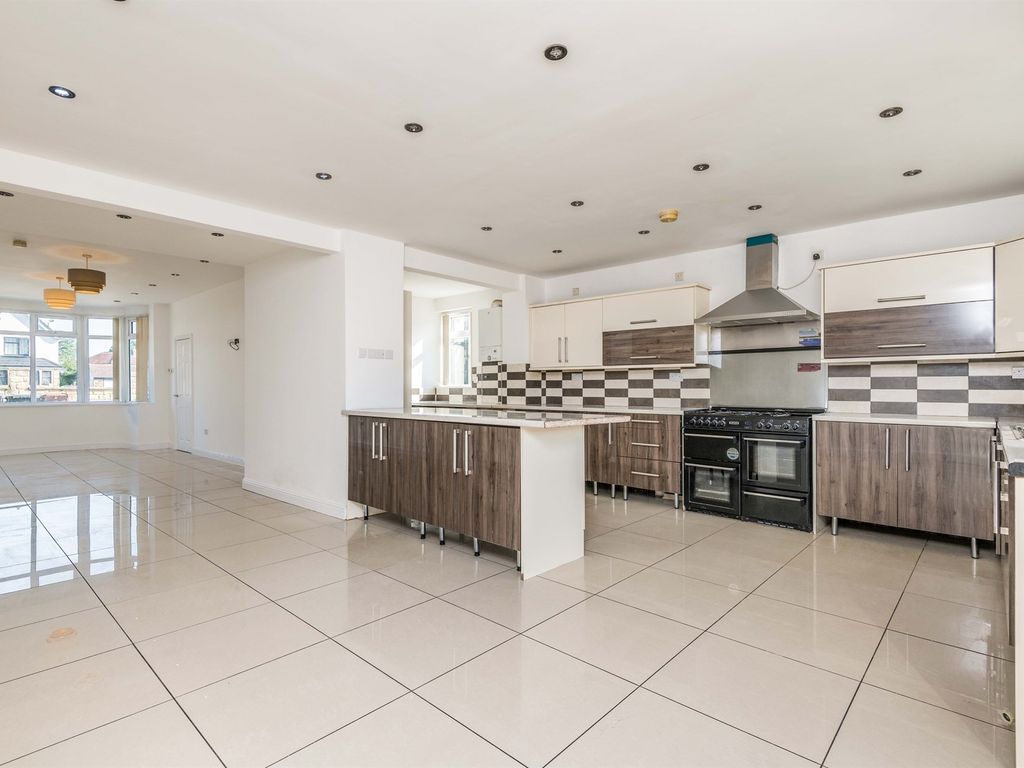 4 bed semidetached house for sale in Bradford Road, Stanningley
