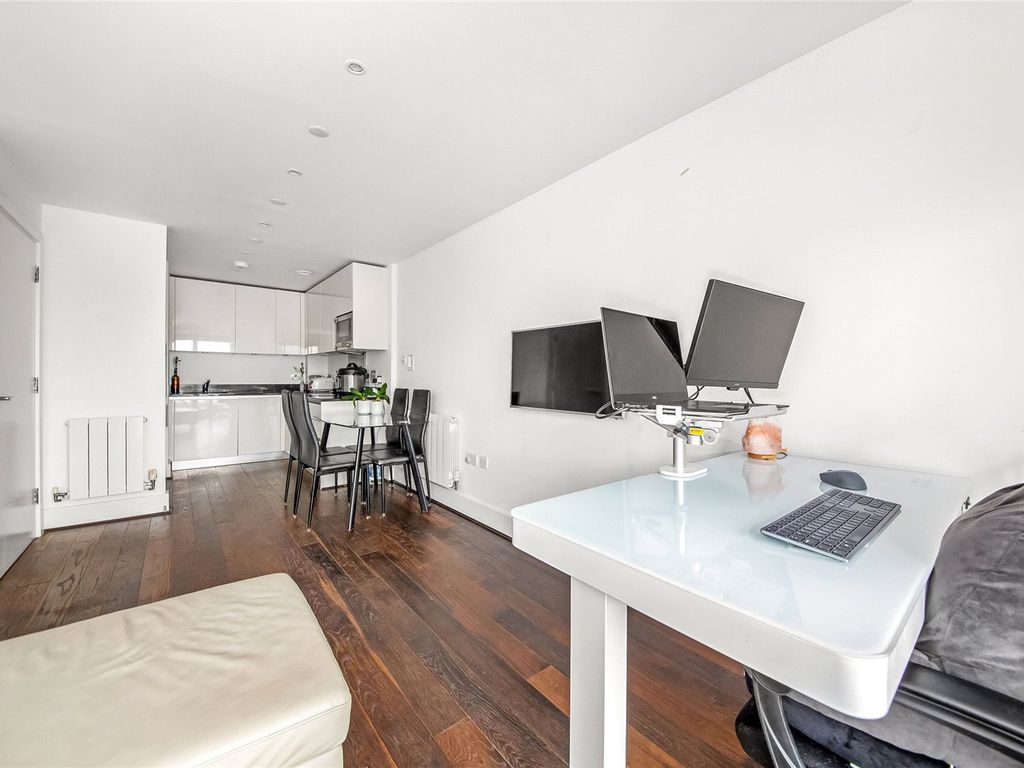 1 bed flat for sale in Royal Carriage Mews, Woolwich SE18, £320,000