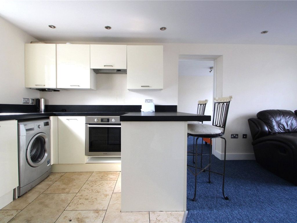 2 bed flat to rent in Willoughby Close, Headley Park, Bristol BS13, £