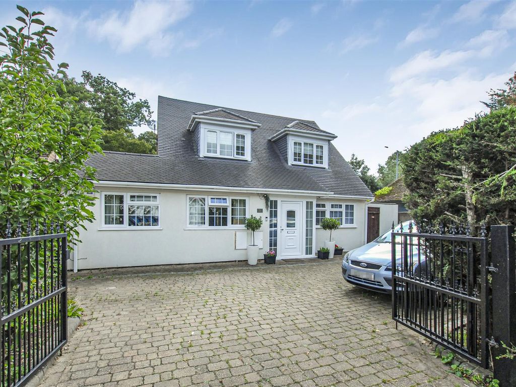 3 bed detached house for sale in Brookside, Uxbridge UB10, £800,000