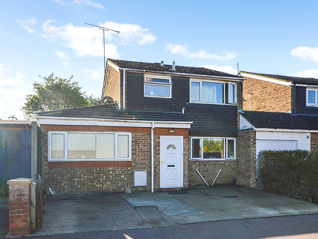 4 bed detached house for sale in Linden Close, Dunstable, Bedfordshire