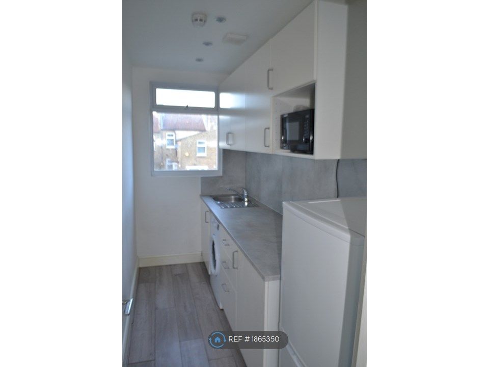 Studio to rent in Mayfair Avenue, Ilford IG1, £950 pcm Zoopla