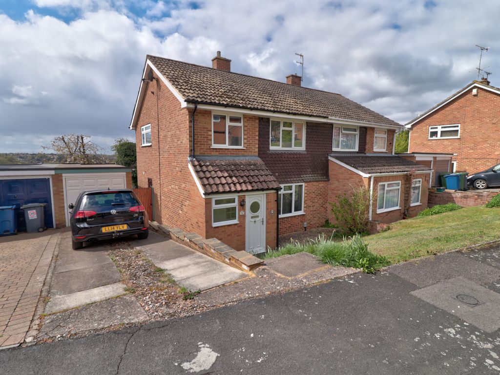 3 bed semidetached house to rent in South View, Downley, High
