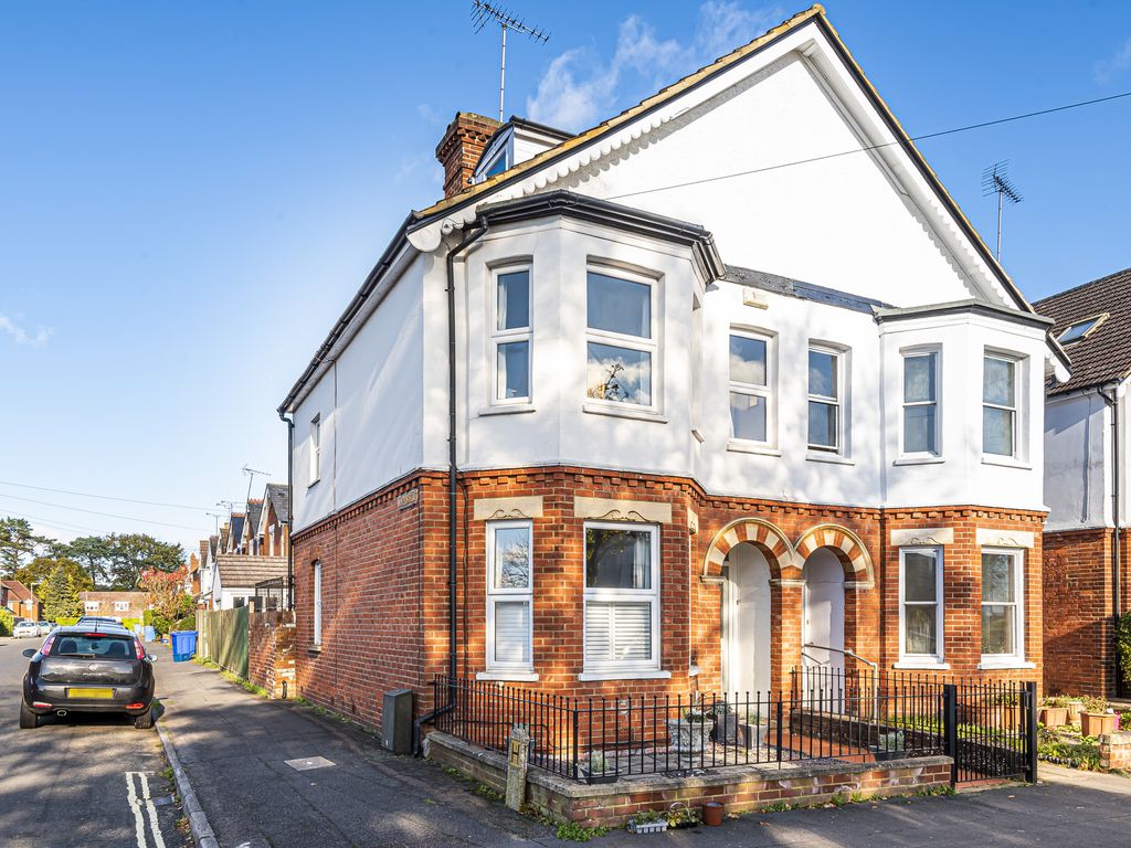 4 bed semidetached house for sale in Reading Road, Farnborough GU14