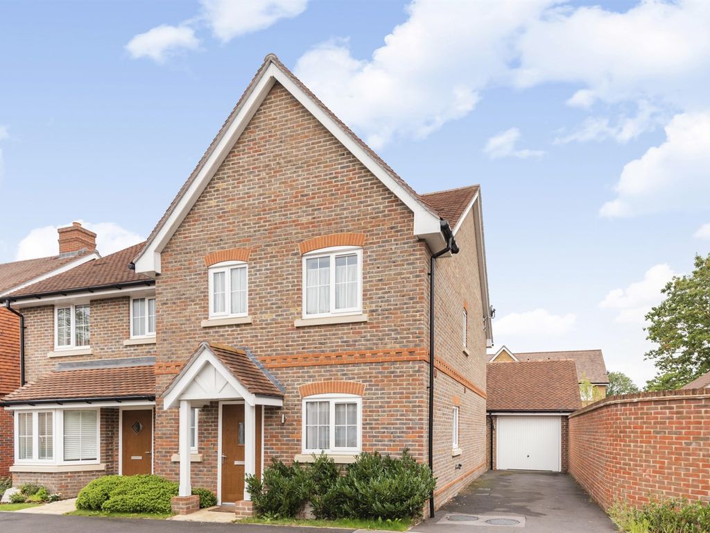 3 bed semidetached house to rent in Phillips Close, Wokingham RG41, £