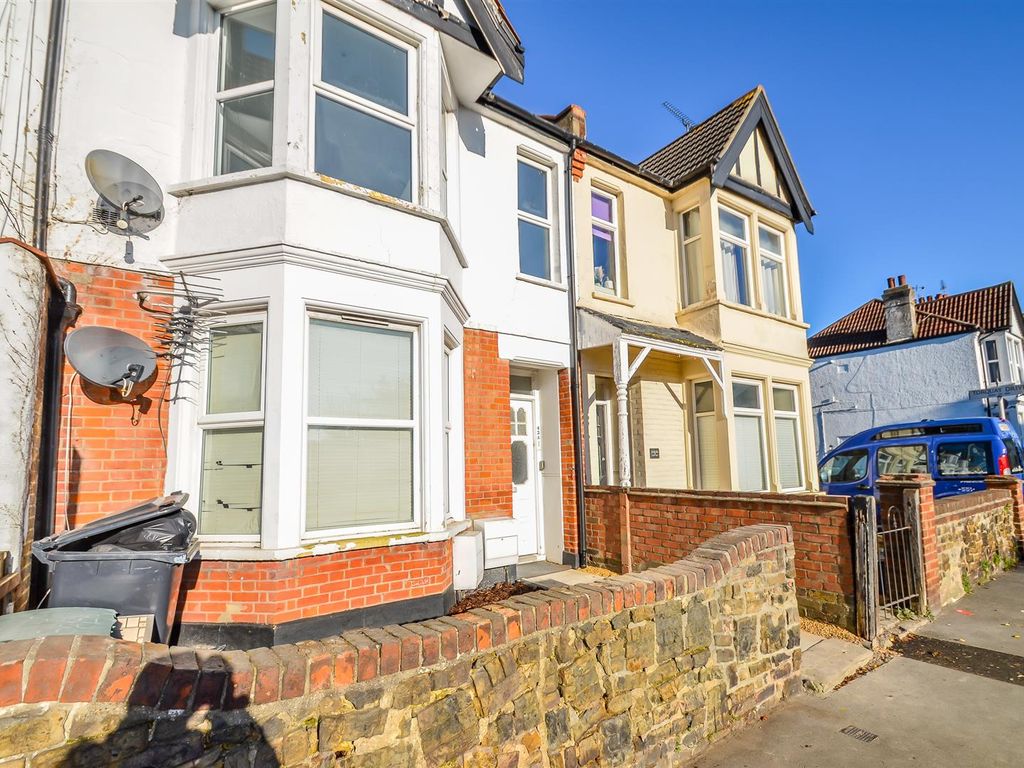 2 bed flat to rent in Pall Mall, LeighOnSea SS9, £1,395 pcm Zoopla