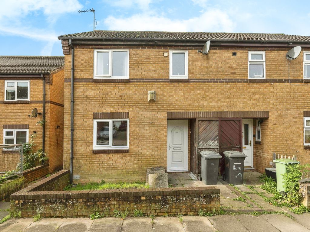 2 bed semidetached house for sale in Denham Close, Luton, Bedfordshire