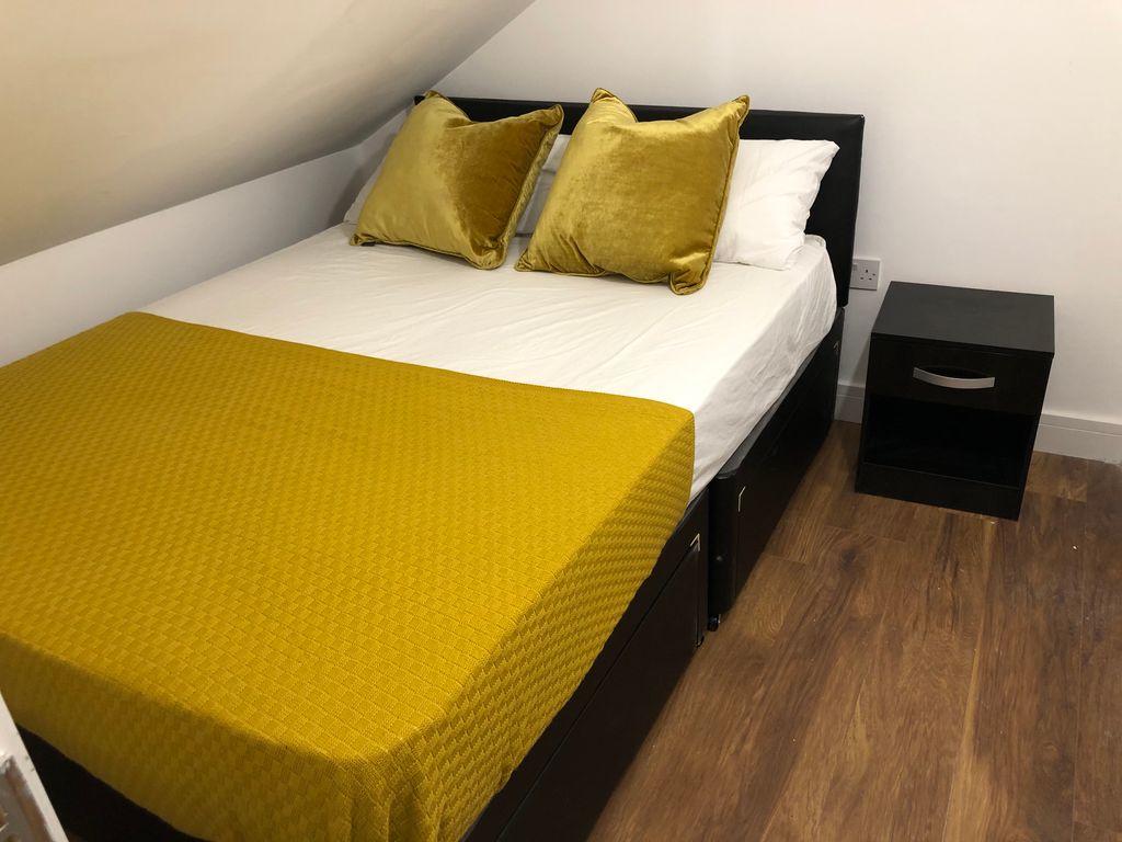 Room to rent in Plumstead Common Road, London SE18, £850 pcm Zoopla