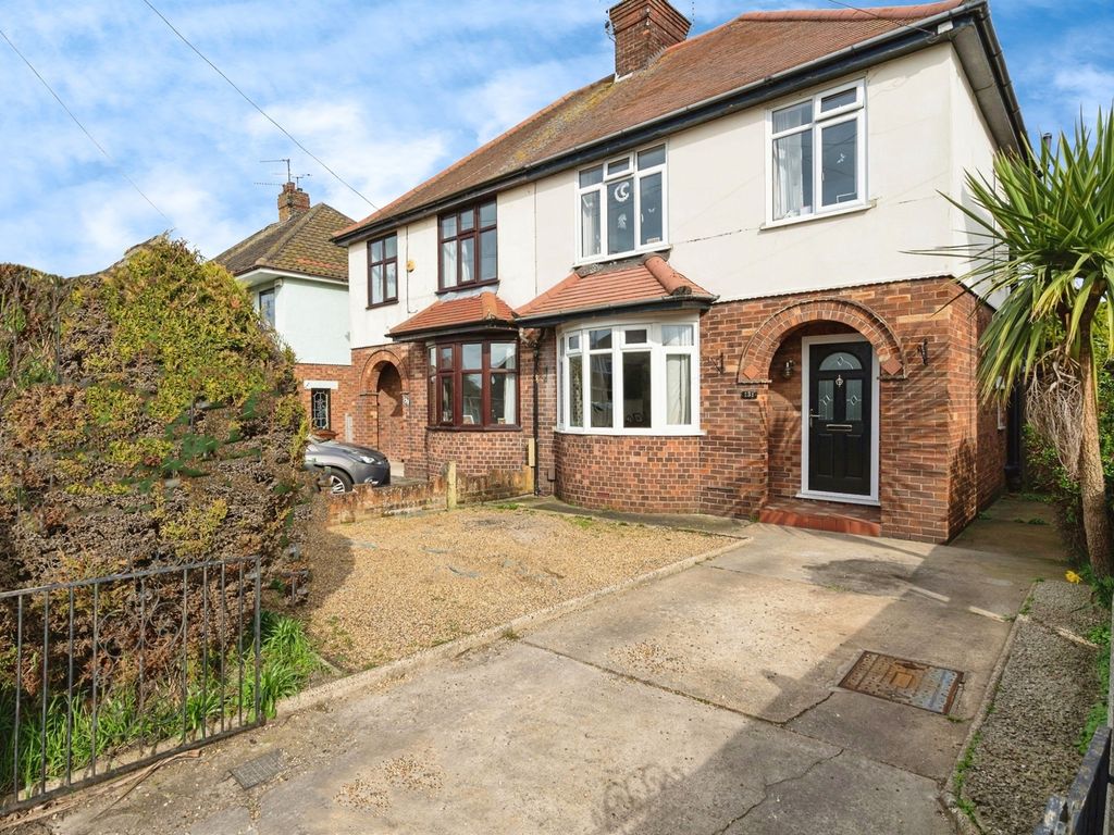 3 bed semidetached house for sale in Middleton Road, Gorleston, Great
