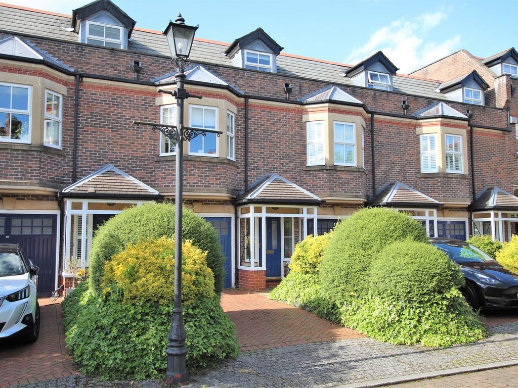 3 bed mews house for sale in Millfield Court, Hale, Altrincham WA15