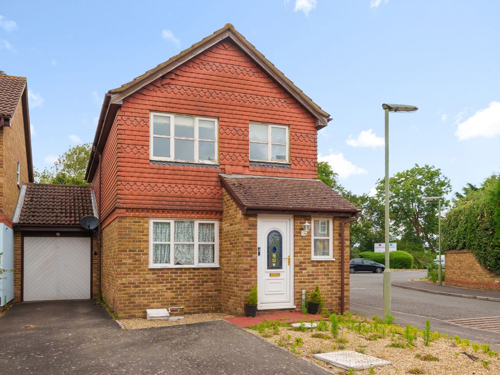 3 bed linkdetached house for sale in Rosemead, Chertsey KT16, £485,000 Zoopla