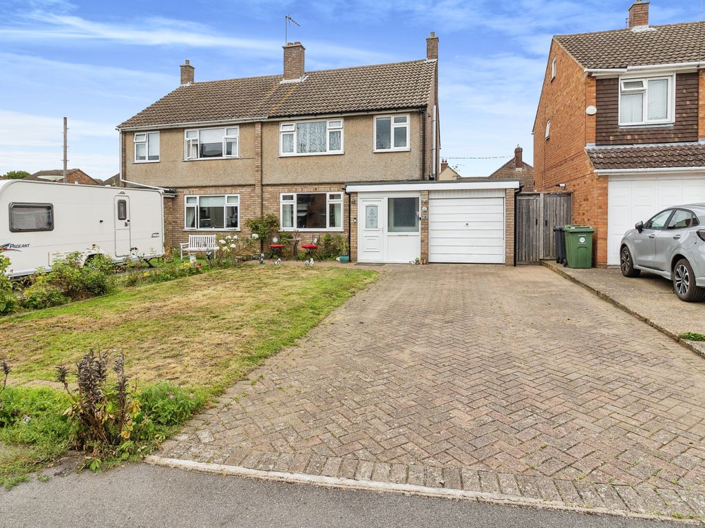 3 bed semidetached house for sale in Sanderson Road, Westoning MK45, £