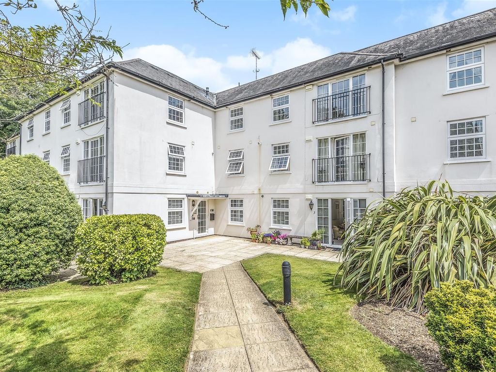 3 bed flat to rent in Ockham Road South, East Horsley, Leatherhead KT24