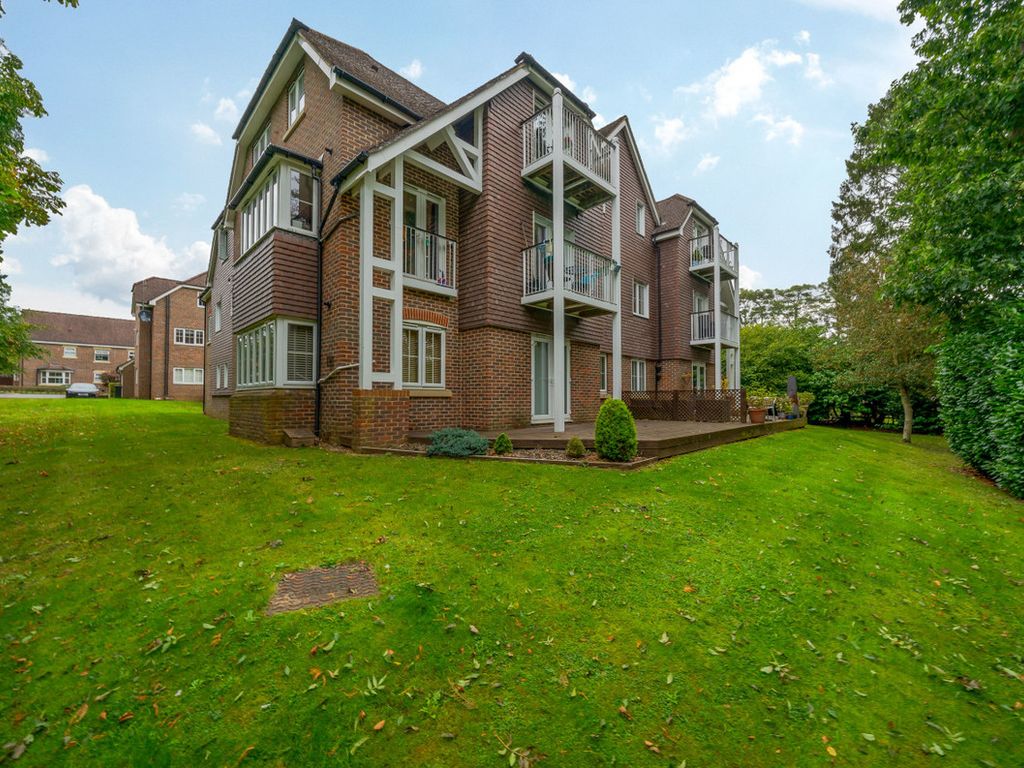 2 bed flat for sale in Cranwells Lane, Farnham Common SL2, £325,000