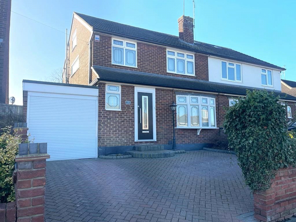 4 bed semidetached house for sale in Wren Avenue, Eastwood, Leigh On