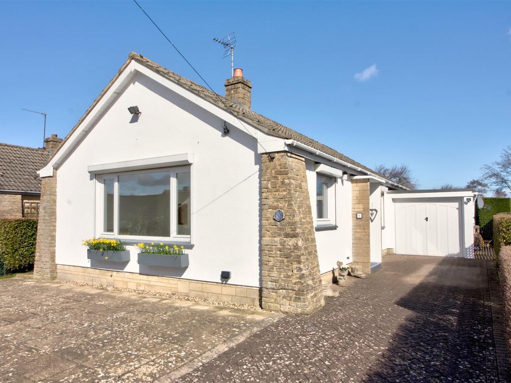 3 bed detached bungalow for sale in Mere Avenue, Hullavington