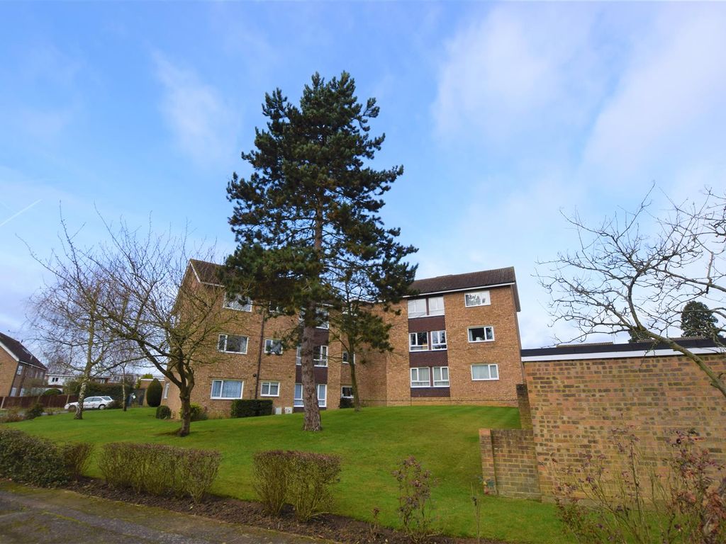 2 bed flat to rent in Mallards Court, Hangar Ruding, Watford WD19, £1,500 pcm Zoopla