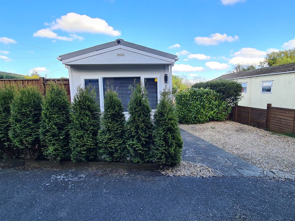 2 bed mobile/park home for sale in The Paddock, Downe Road, Keston