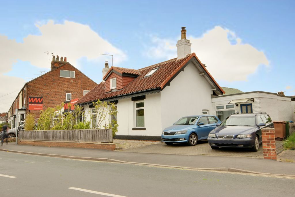 4 bed semidetached house for sale in Grovehill Road, Beverley HU17