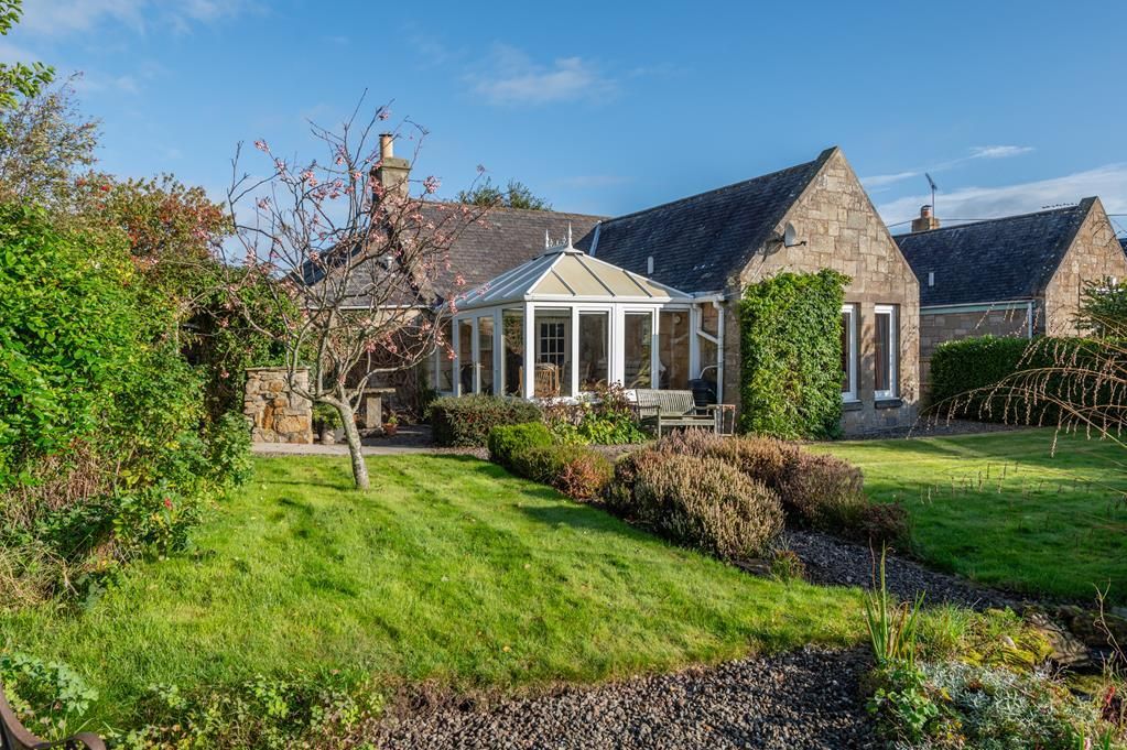 3 bed semidetached house for sale in Dairsie, Cupar KY15, £270,000