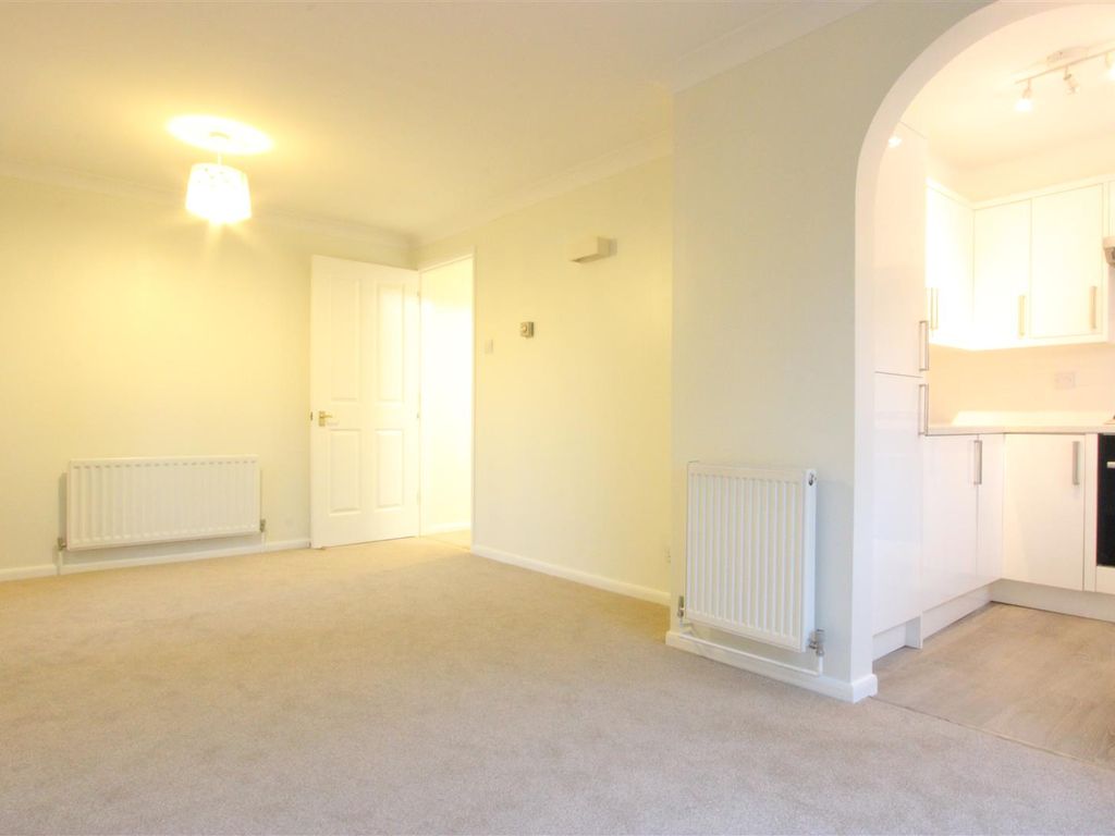 2 bed flat to rent in Aislabie House, Winchmore Hill, London N21, £