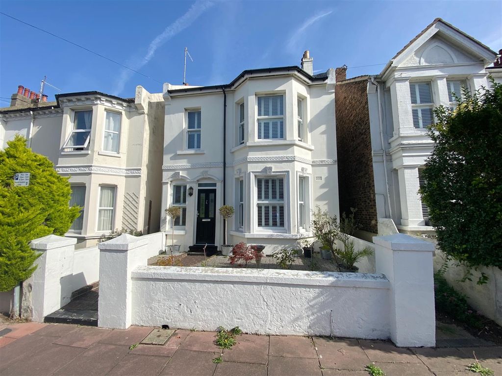 5 bed detached house for sale in Gordon Road, Broadwater, Worthing BN11