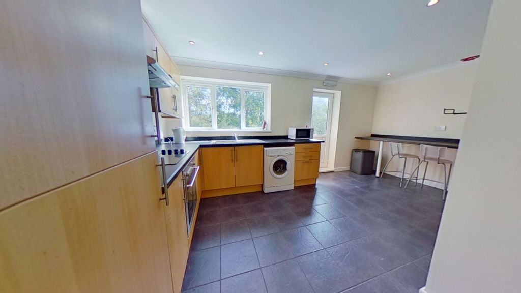 5 bed shared to rent in Llantwit Road, Treforest