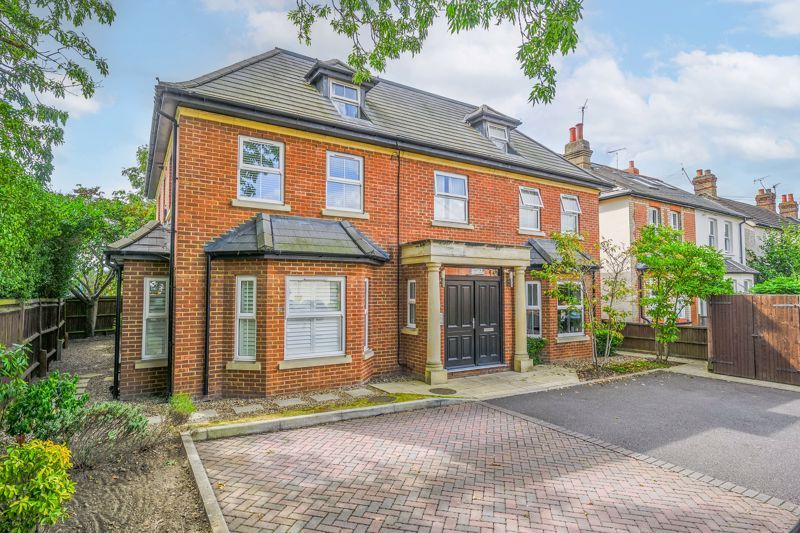 2 bed flat for sale in Albany Road, Hersham, WaltonOnThames KT12, £