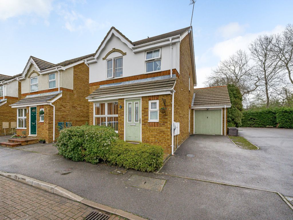 3 bed linkdetached house for sale in Viscount Close, Ash Vale, Surrey