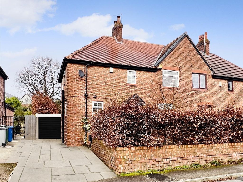 3 bed semidetached house for sale in Barns Place, Hale Barns