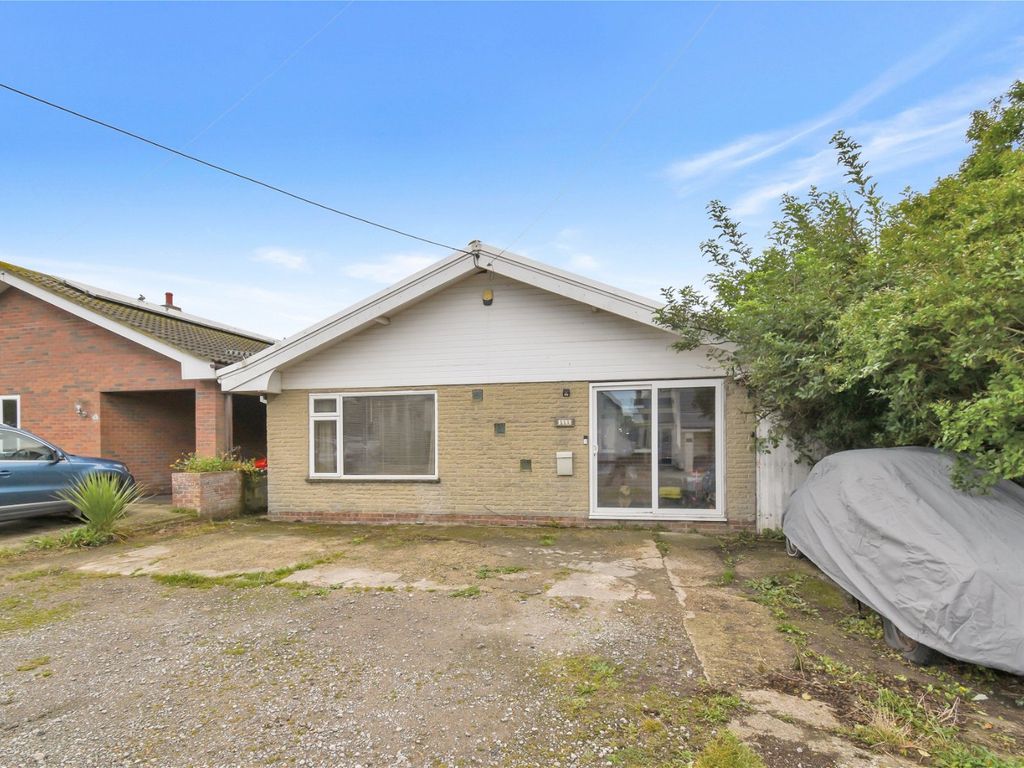 3 bed bungalow for sale in Hodgson Road, Seasalter, Whitstable CT5, £