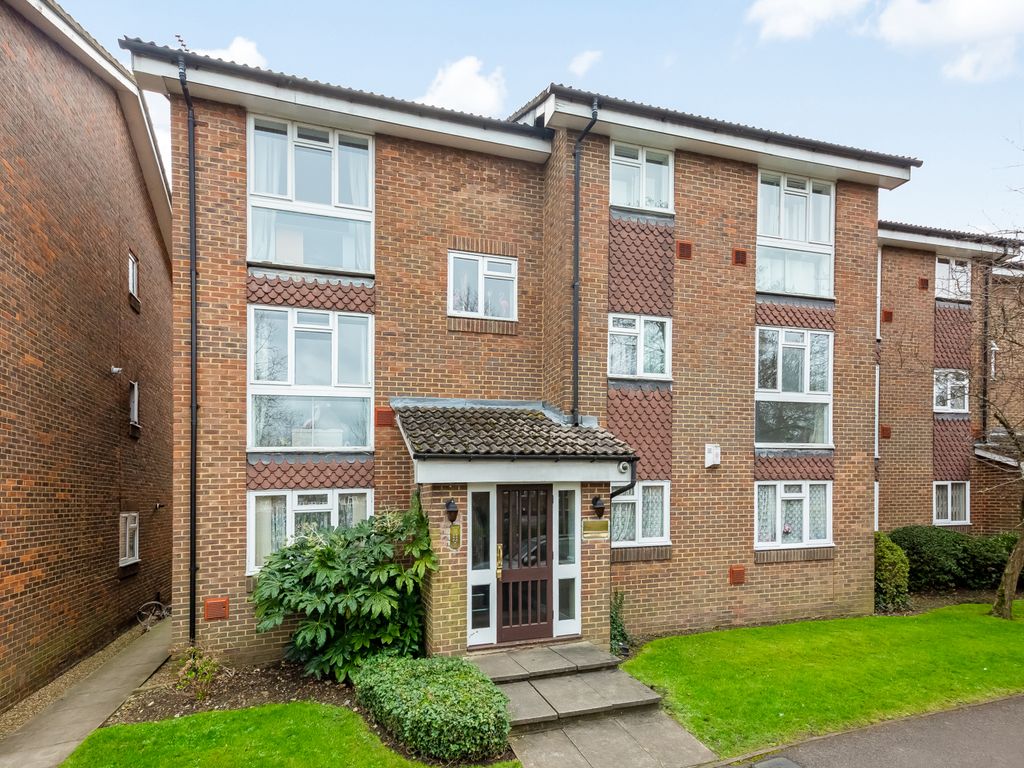 2 bed flat for sale in Fleetwood Close, Park Hill, East Croydon CR0, £
