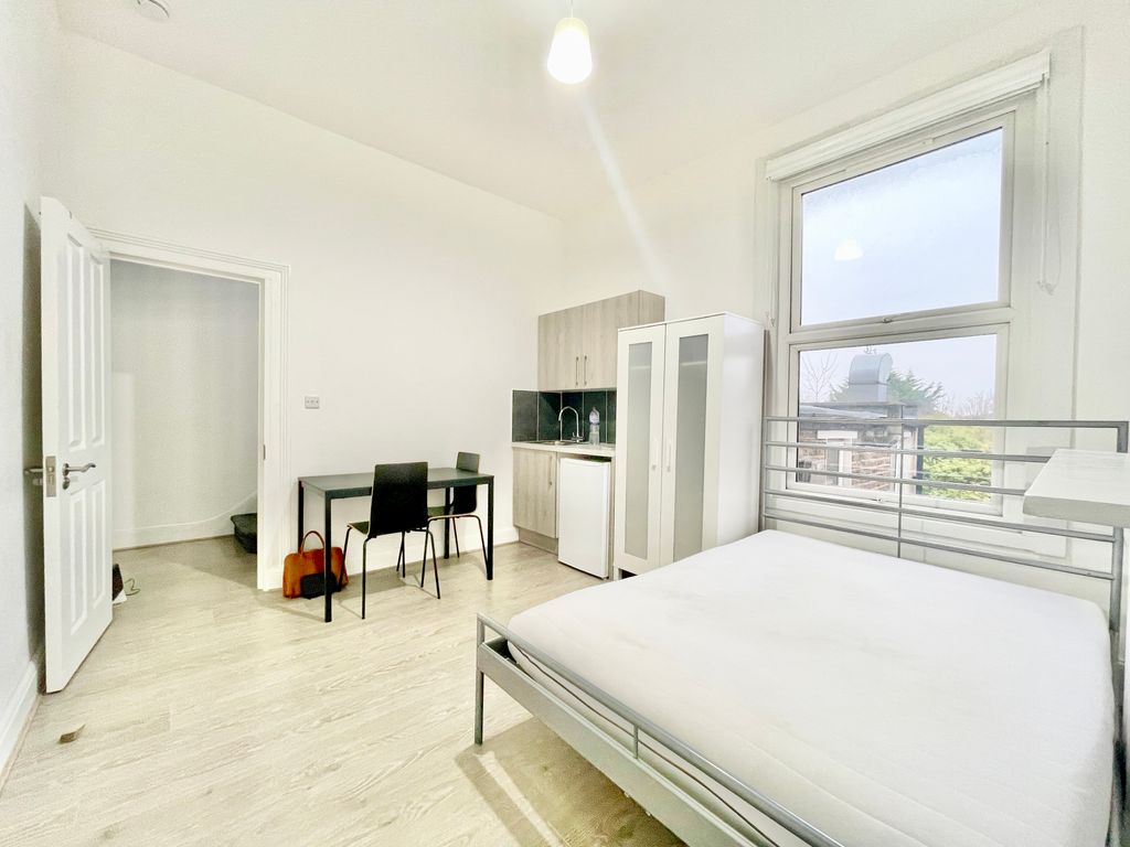 Studio to rent in Regents Park Road, Finchley Central, London N3, £