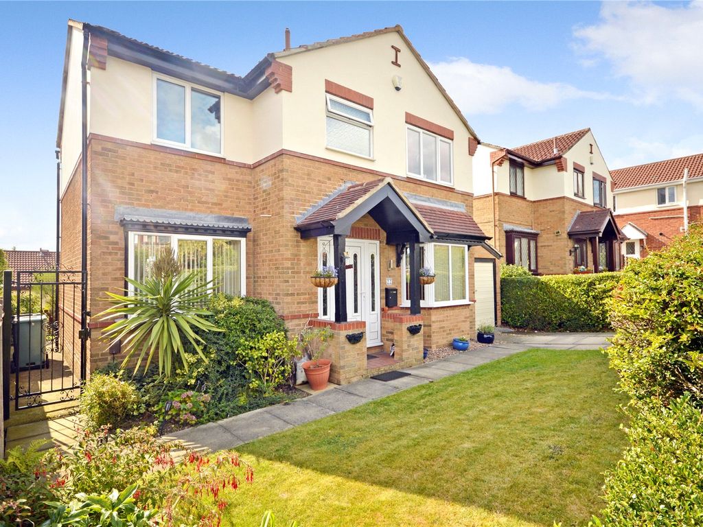 4 bed detached house for sale in Thirlmere Gardens, Beeston, Leeds LS11