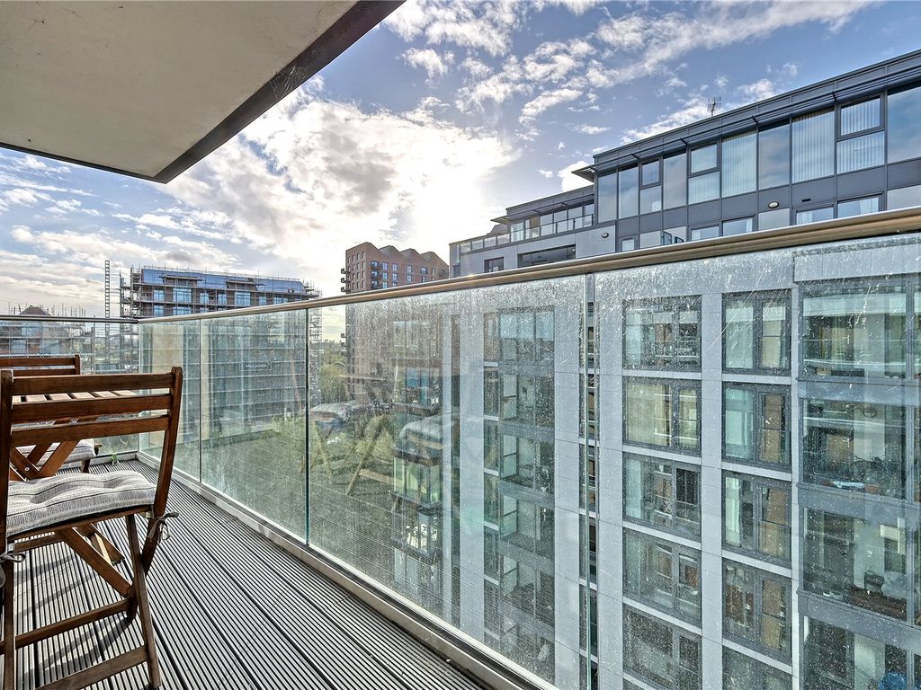 1 bed flat for sale in Lapwing Heights, Waterside Way, London N17, £