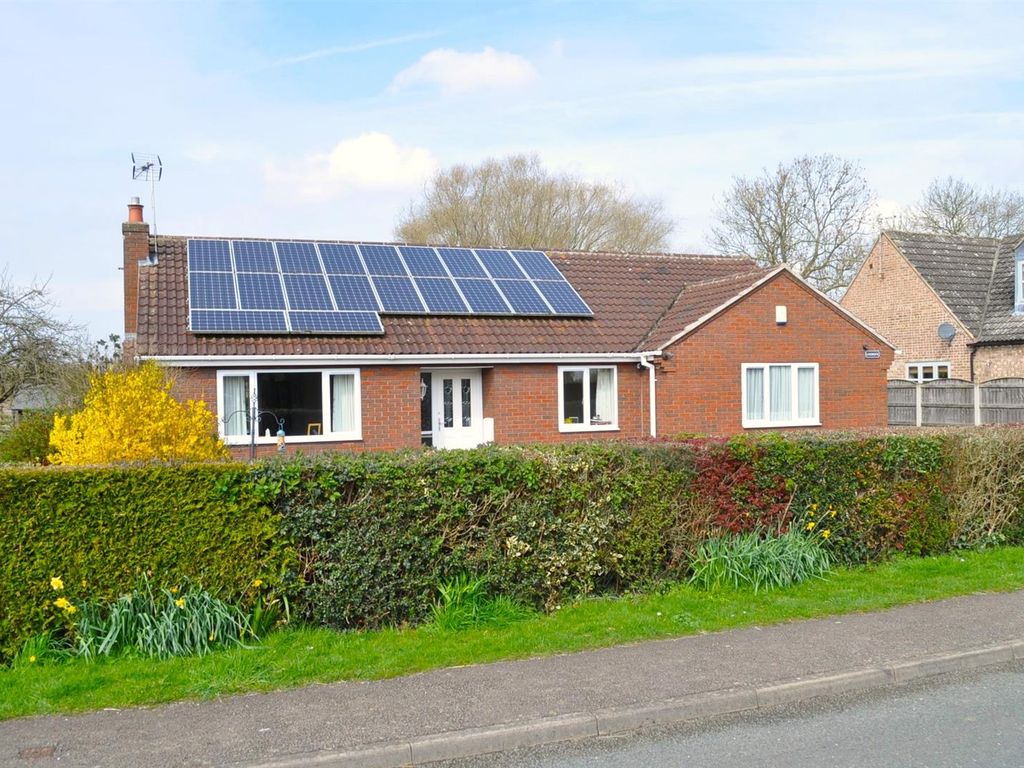 3 bed detached bungalow for sale in Broad Lane, Sykehouse, Goole DN14