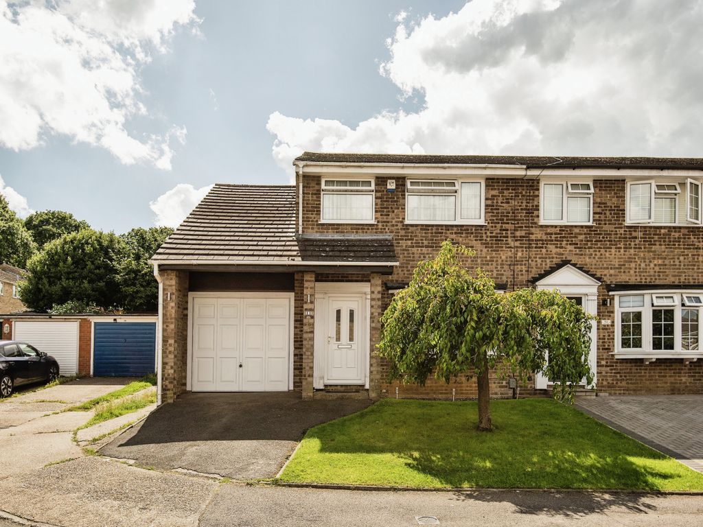 4 bed end terrace house for sale in Croft Close, Chatham, Kent ME5, £