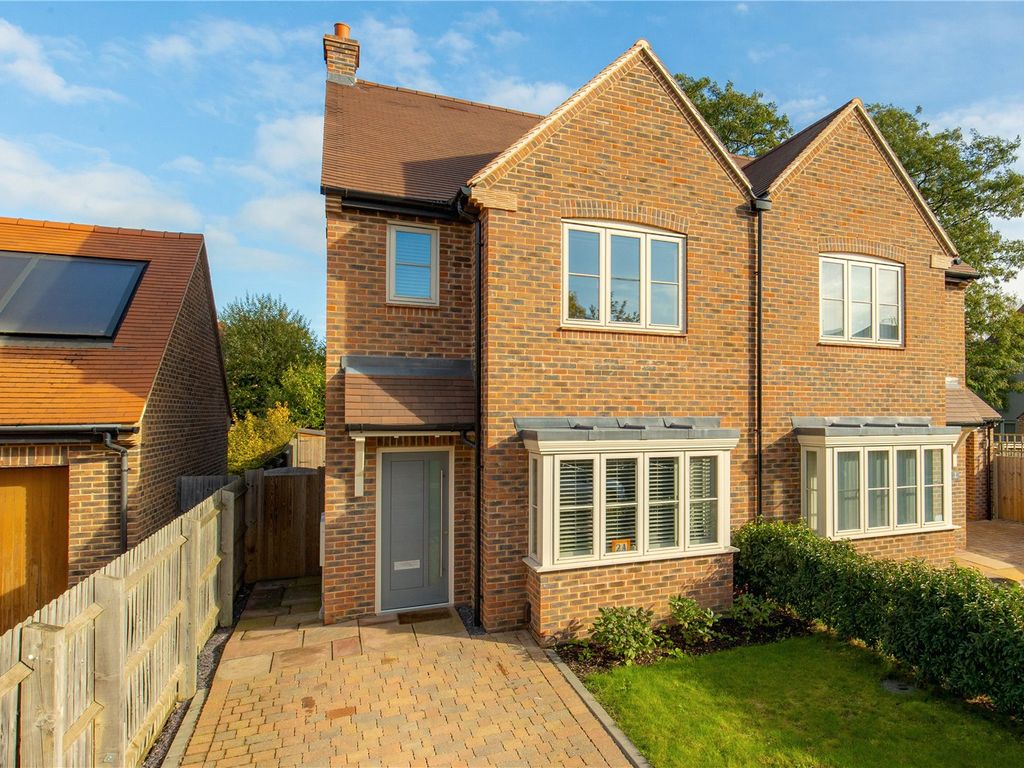 3 bed semidetached house for sale in Middleton Close, Cambridge