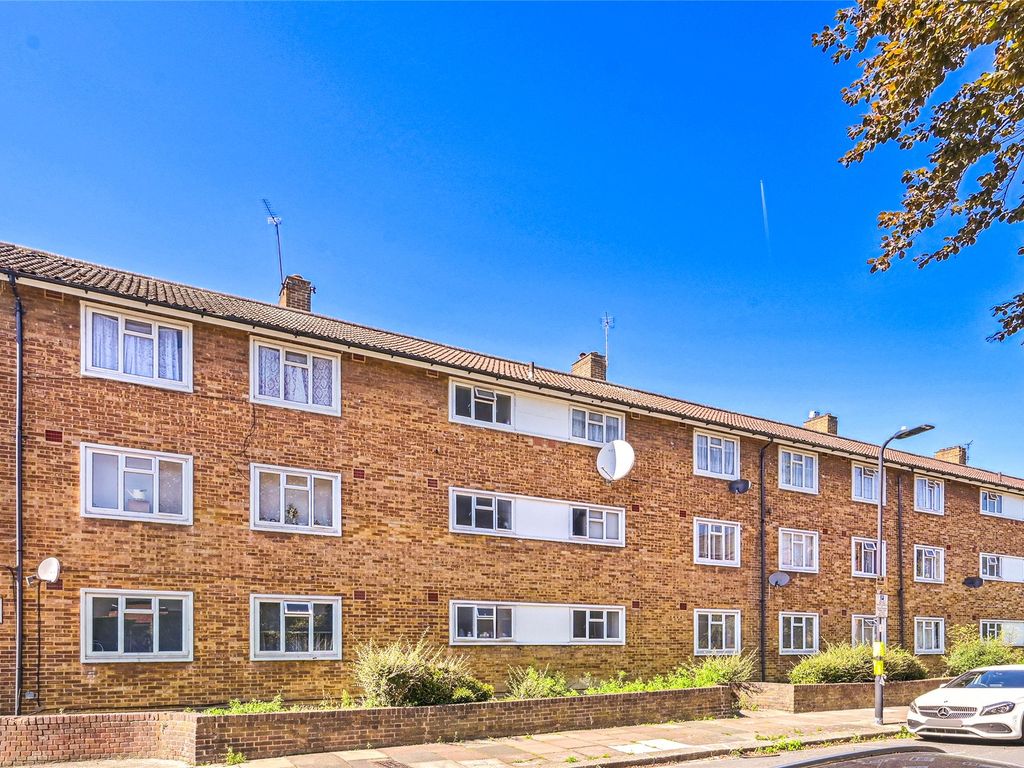 2 bed flat for sale in St. Albans Avenue, Chiswick, London W4, £450,000