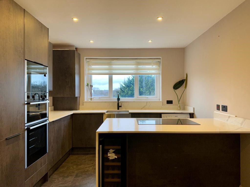 2 bed flat to rent in Brook Parade, High Road, Chigwell IG7 Zoopla