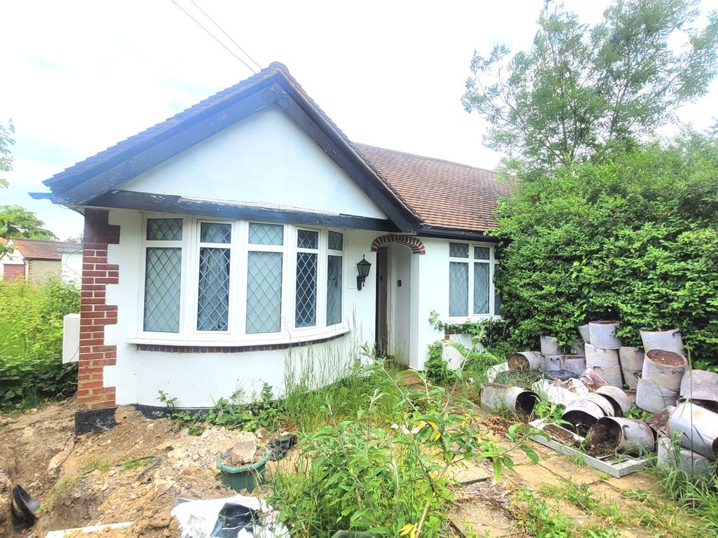 4 bed bungalow for sale in Derek Avenue, Epsom KT19 Zoopla