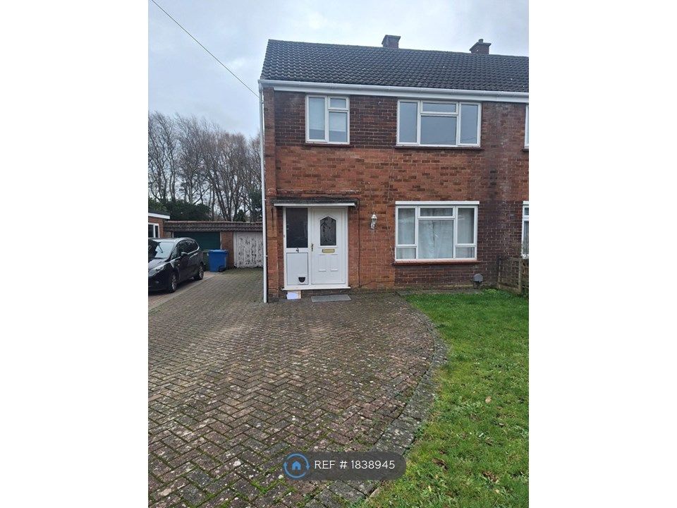 3 bed semidetached house to rent in Whittle Crescent, Farnborough GU14