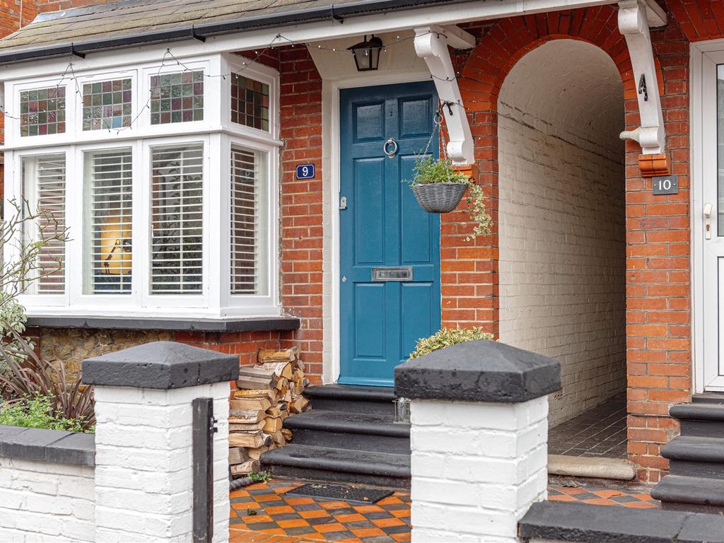 4 bed end terrace house for sale in Hart Road, Dorking RH4, £600,000