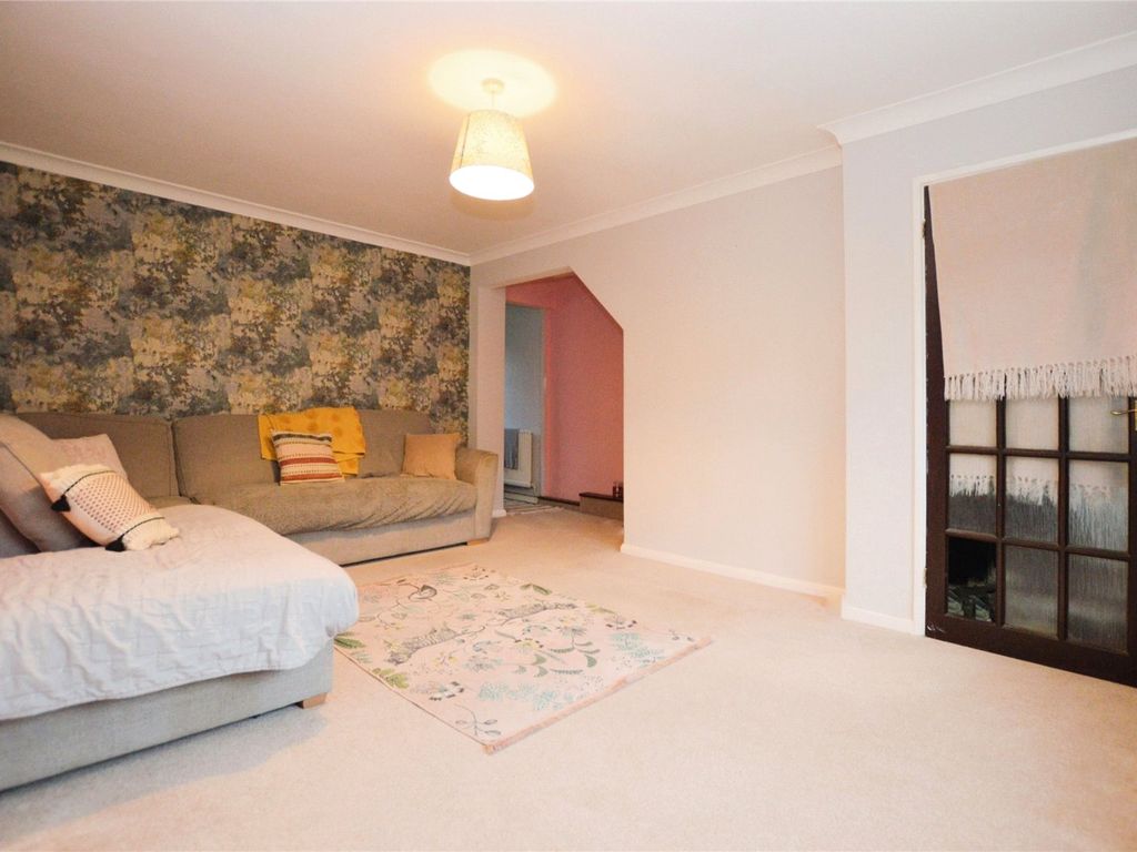 2 bed terraced house to rent in Witchards, Kingswood, Basildon SS16, £